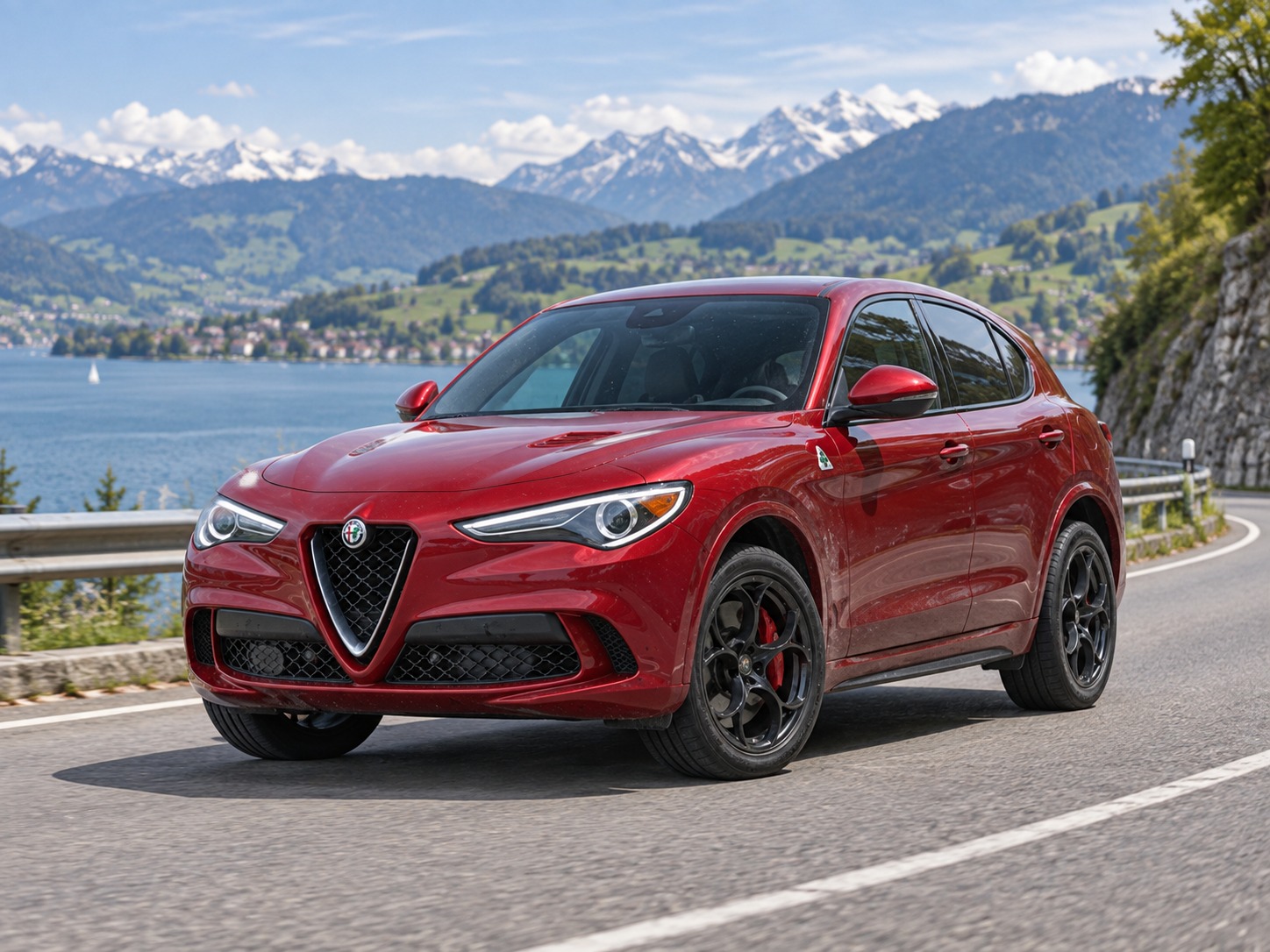 Ein roter Alfa Romeo Stelvio steht an einem Bergsee.