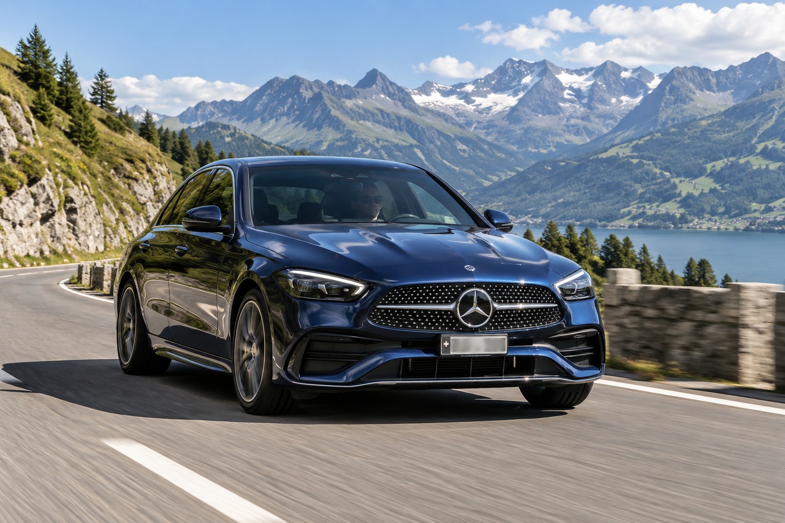 Mercedes-Benz C 300 e 4MATIC auf einer alpinen Bergstrasse.