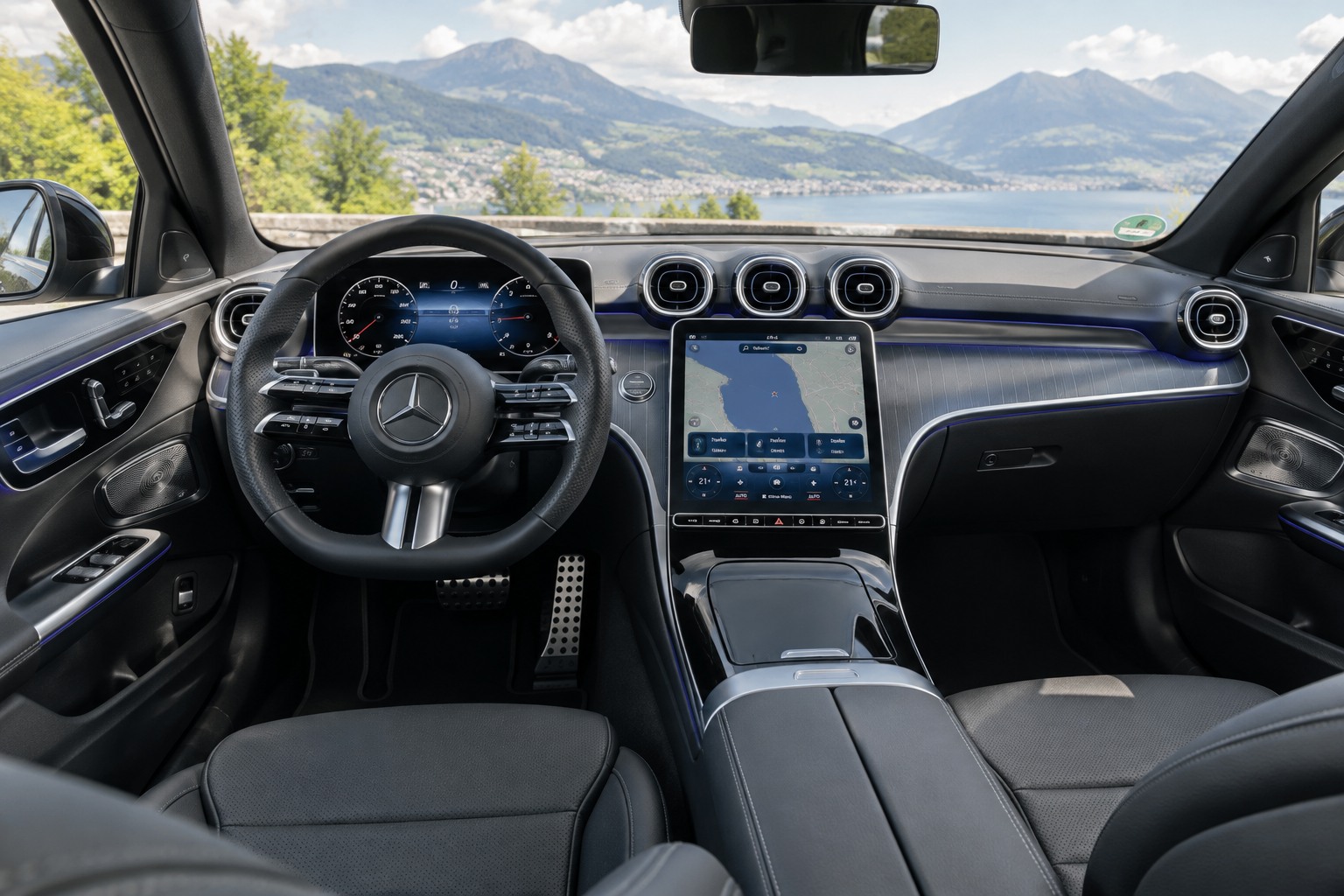 Innenraum einer aktuellen Mercedes C-Klasse mit digitalem Cockpit und grossem Zentraldisplay.