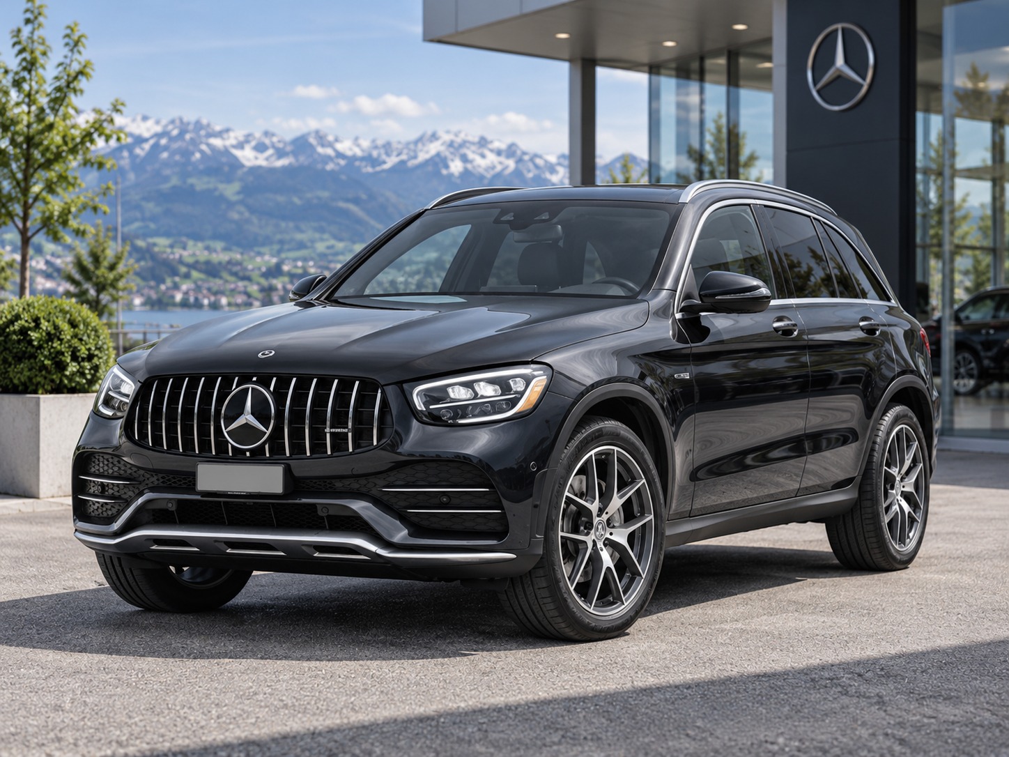 Ein schwarzer Mercedes-Benz GLC steht vor alpiner Bergkulisse.