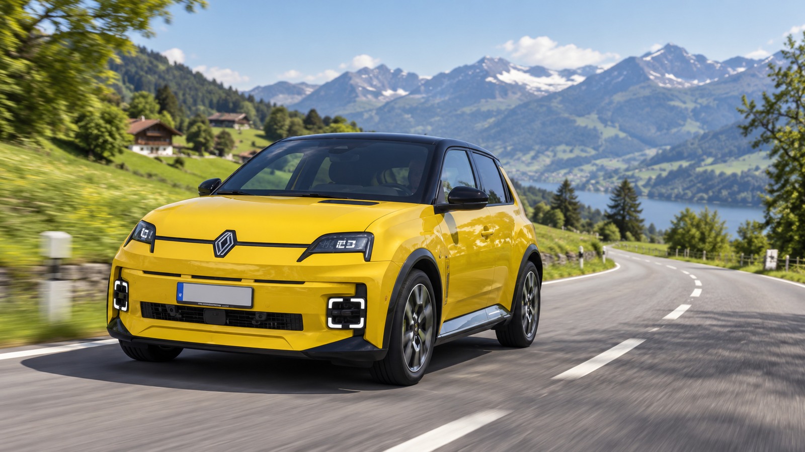 Ein gelber Renault 5 fährt auf einer Schweizer Alpenstrasse vor Bergkulisse.