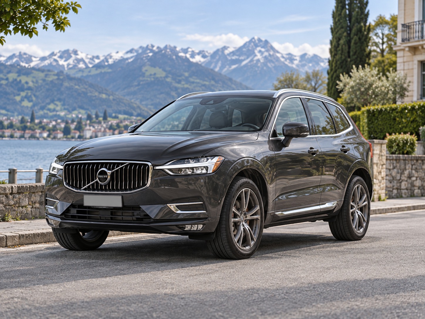 Ein Volvo XC60 steht an einem Alpensee.